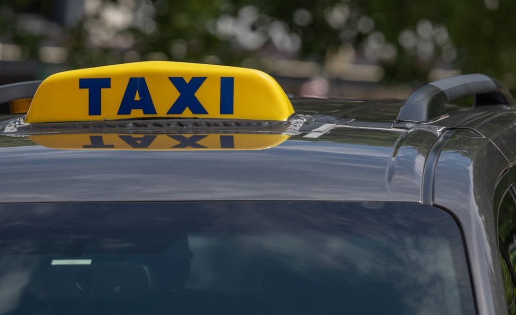 Xe taxi đi bệnh viện Tứ Kỳ sẵn sàng phục vụ người ốm