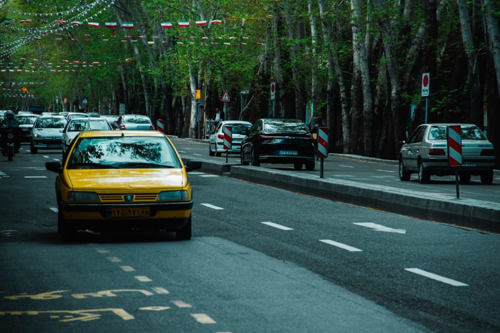 Xe taxi Thanh Miện đang chờ đón khách trên đường
