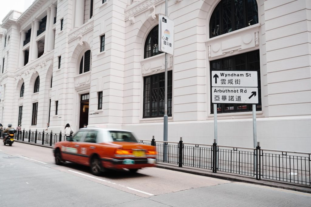 xe taxi bình giang đang đón khách trên đường