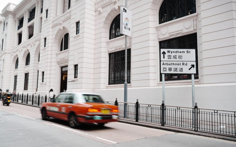 xe taxi bình giang đang đón khách trên đường