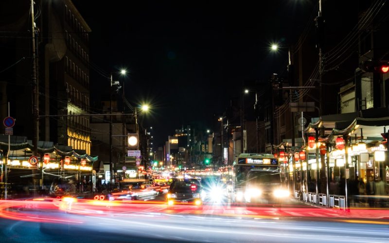 xe taxi chí linh đang chờ khách trên đường