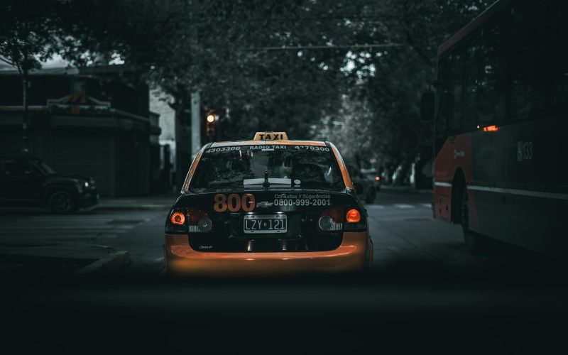 Xe taxi Kinh Môn giá rẻ đang đợi khách trên đường phố Hải Dương