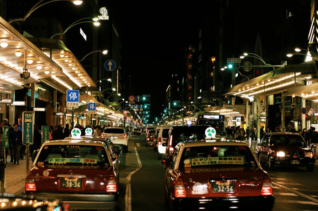 Xe taxi đang đón khách vào ban đêm tại Hải Dương