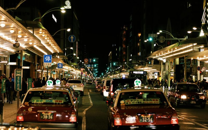 Xe taxi đang đón khách vào ban đêm tại Hải Dương