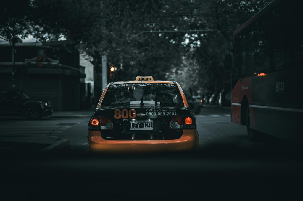 xe taxi Kinh Môn đang chờ khách tại Hải Dương