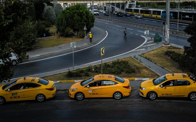 Xe taxi Thanh Miện màu vàng chạy trên đường nông thôn Hải Dương