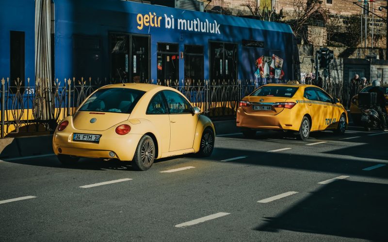 Xe taxi Hải Dương màu trắng đang di chuyển trên đường phố