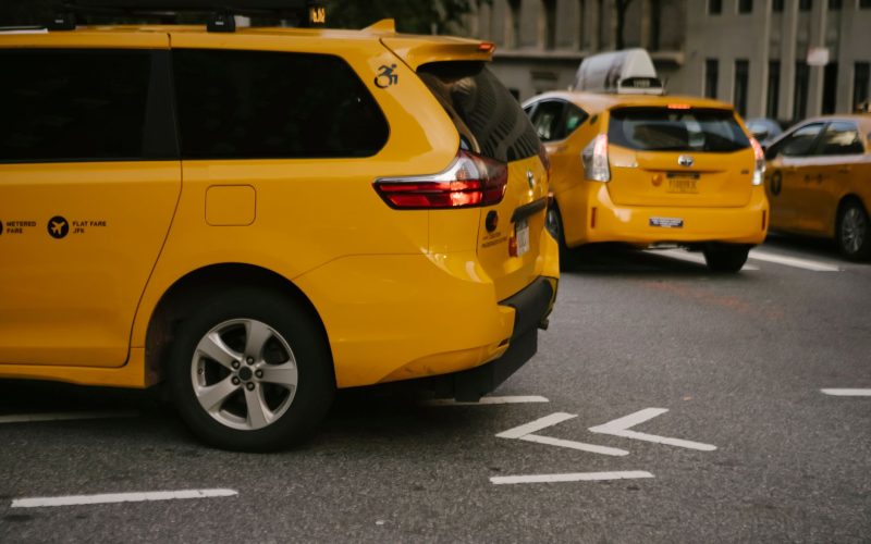 Xe taxi Hải Dương 24/7 đang di chuyển trên đường phố