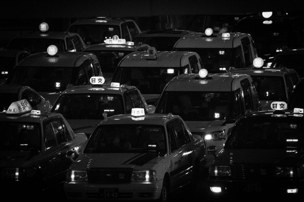 xe taxi Gia Lộc đang chạy trên đường tại Hải Dương