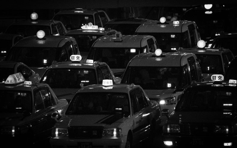 xe taxi Gia Lộc đang chạy trên đường tại Hải Dương