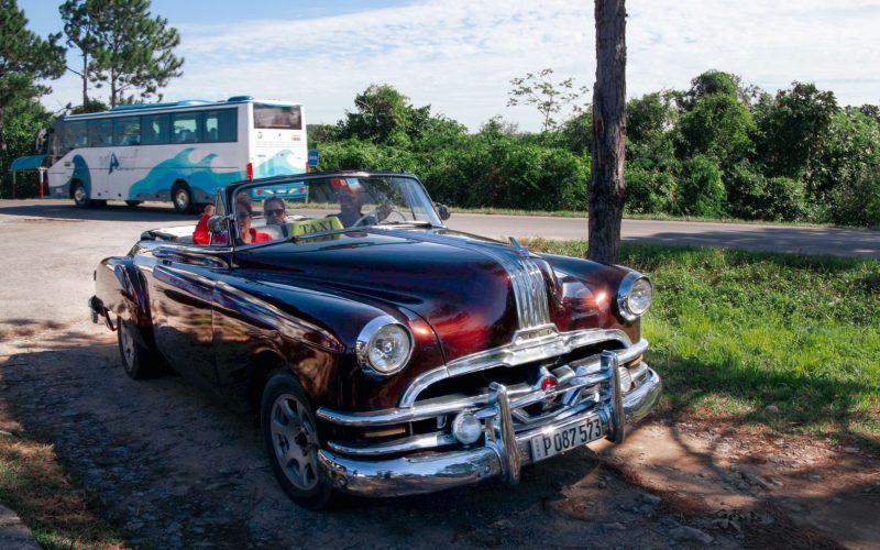 Xe taxi Thanh Miện đang di chuyển trên đường nông thôn Hải Dương