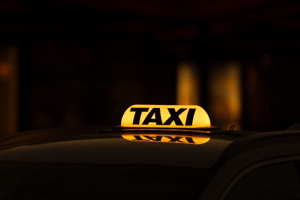 Xe taxi Kinh Môn giá rẻ đang di chuyển trên đường ở Hải Dương