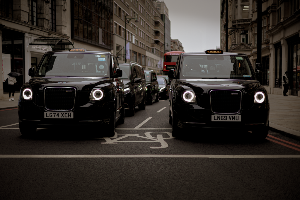 Xe taxi đang chạy trên đường tại Cẩm Giàng, Hải Dương, thể hiện dịch vụ taxi Cẩm Giàng giá rẻ