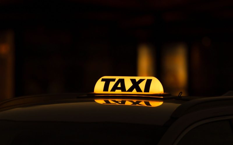Xe taxi Hải Dương đêm đang đón khách tại một con phố