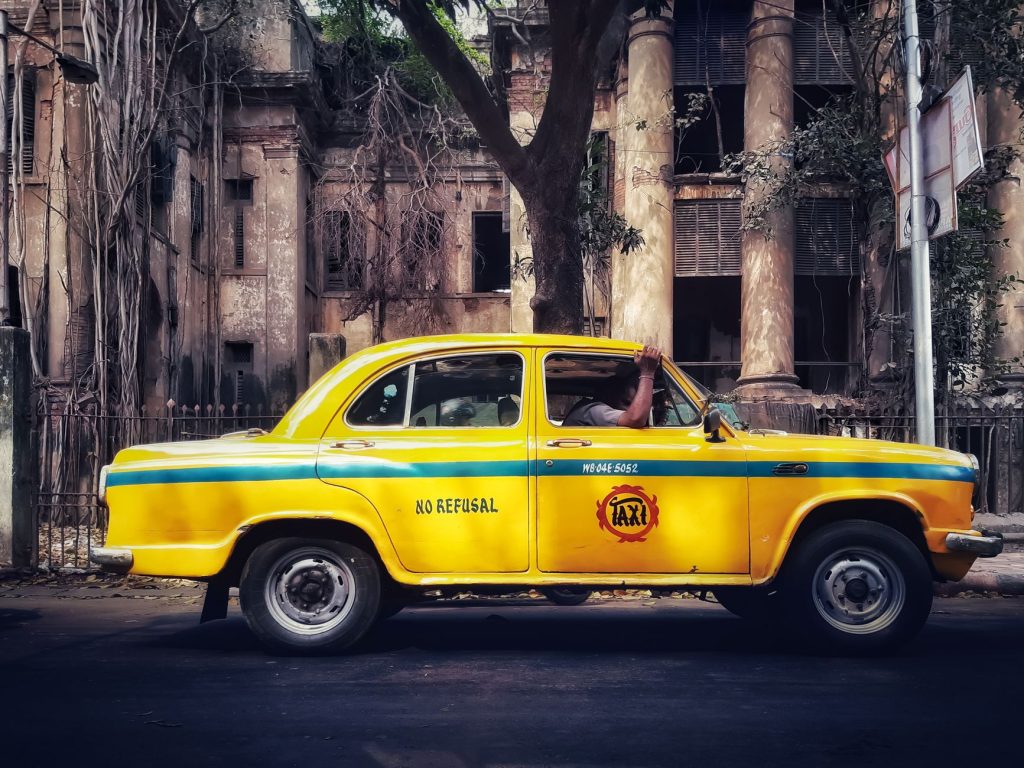 Xe taxi Cẩm Giàng đang đón khách trên đường tại Hải Dương