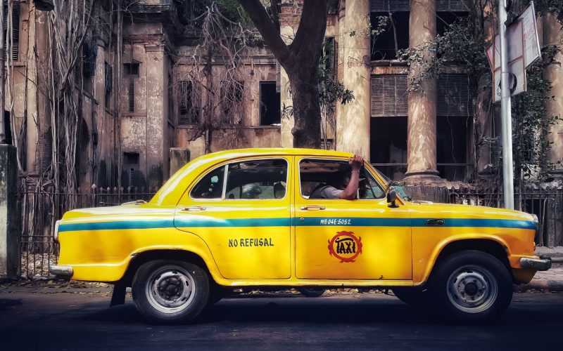 Xe taxi Cẩm Giàng đang đón khách trên đường tại Hải Dương