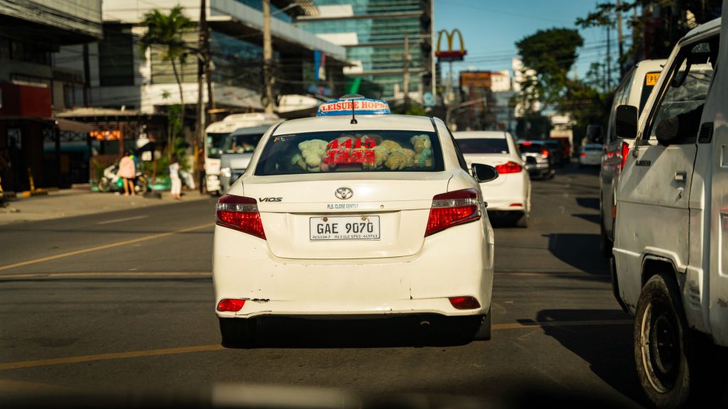 Xe taxi Bình Giang màu trắng trên đường nông thôn Hải Dương