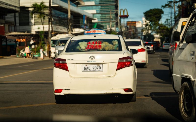 Xe taxi Bình Giang màu trắng trên đường nông thôn Hải Dương