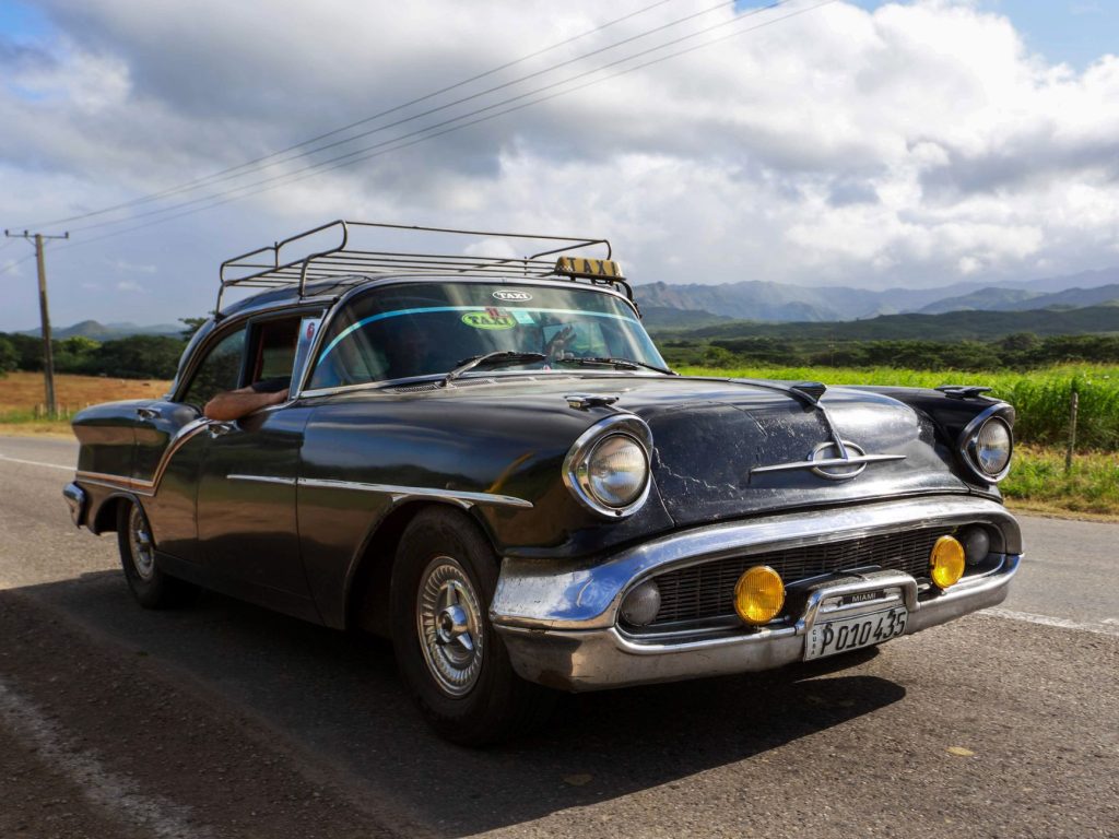 Xe taxi Ninh Giang màu trắng trên đường nông thôn Hải Dương