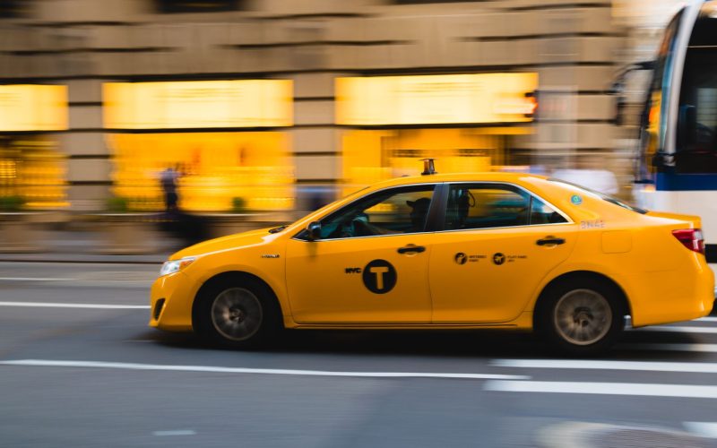 Xe taxi Hải Dương đỗ trước cổng bệnh viện sẵn sàng phục vụ hành khách
