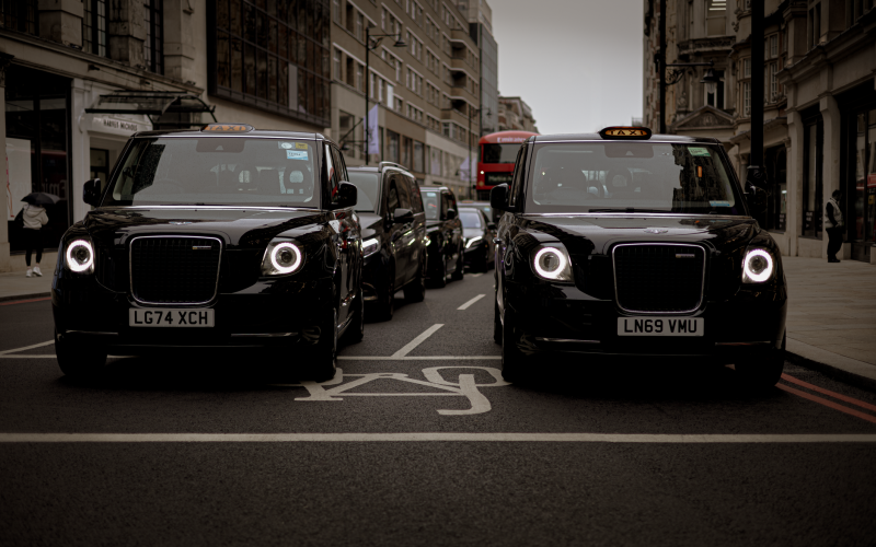 Xe taxi Nam Sách đậu trên đường chờ đón khách